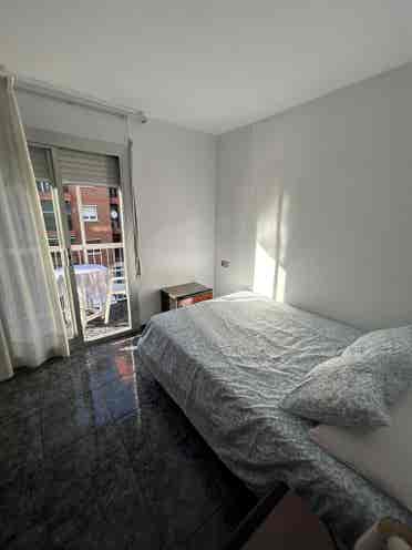 Habitación luminosa con balcón