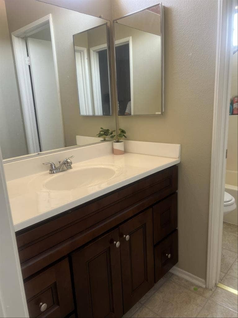 1 bedroom with private bathroom