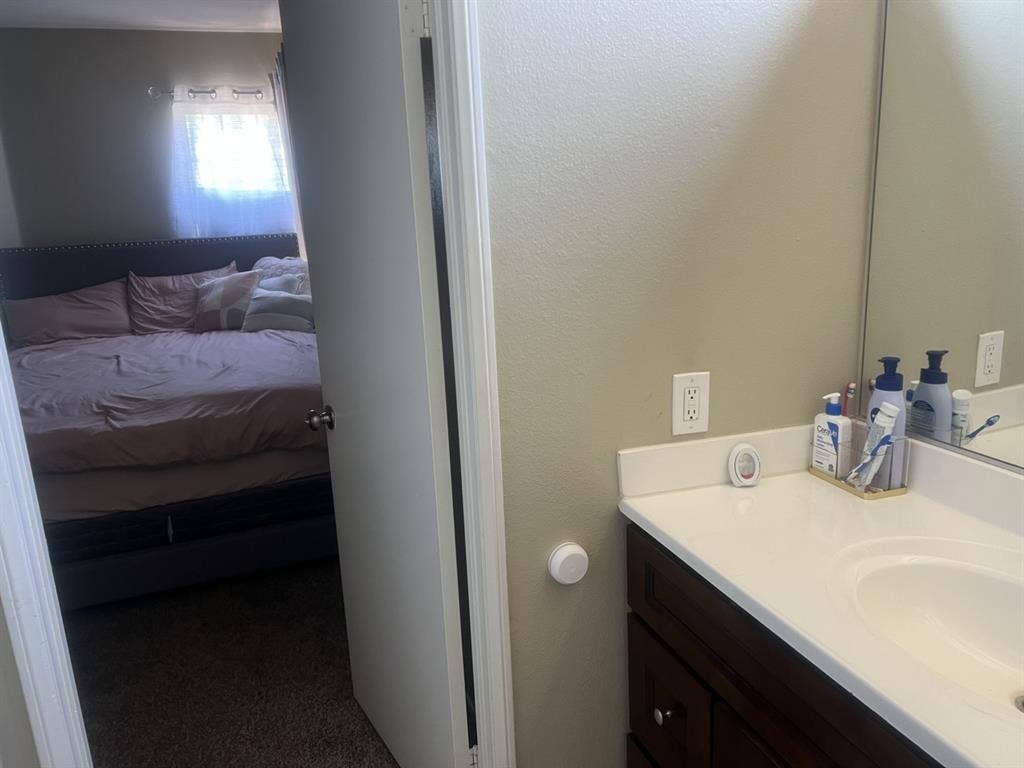1 bedroom with private bathroom