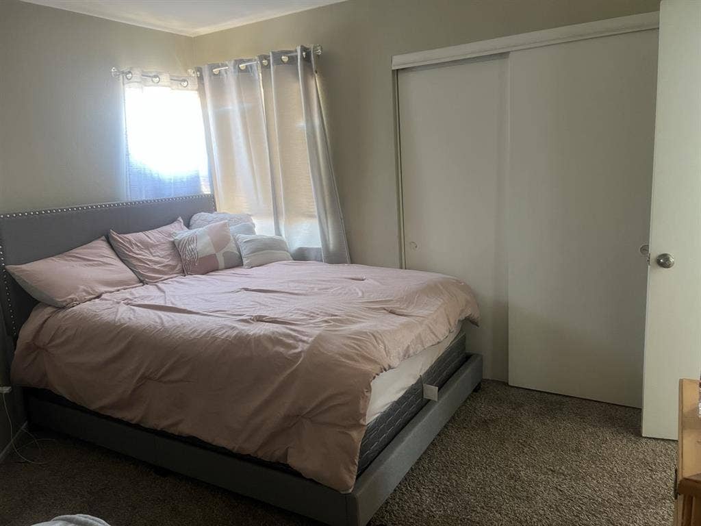 1 bedroom with private bathroom