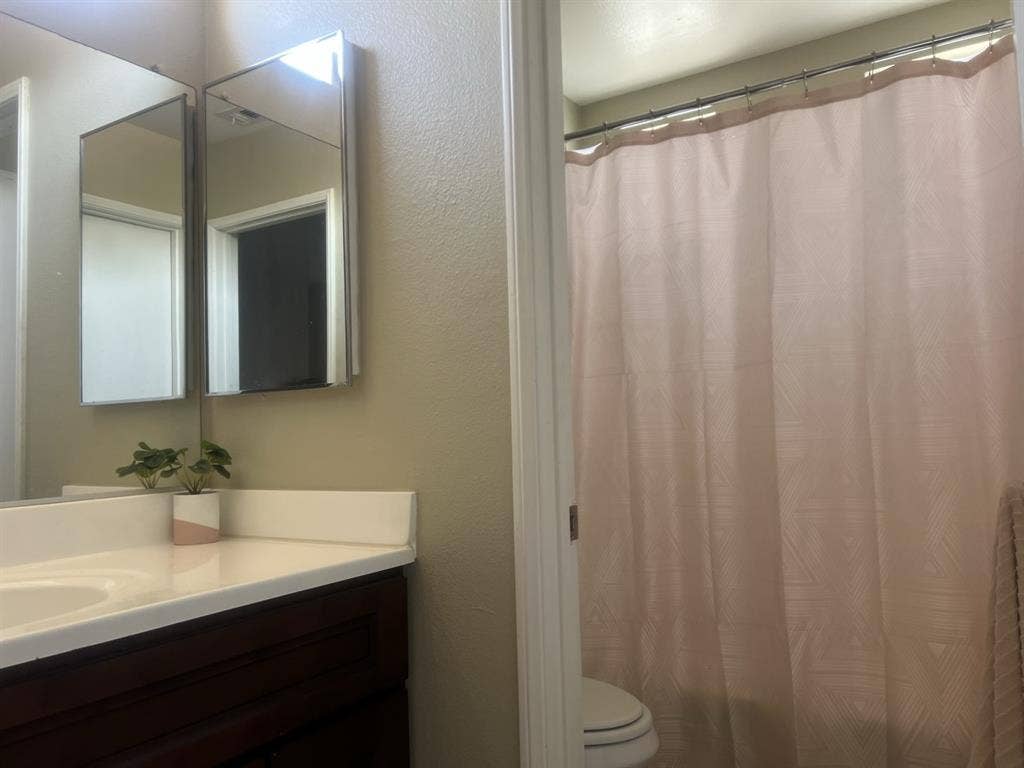 1 bedroom with private bathroom