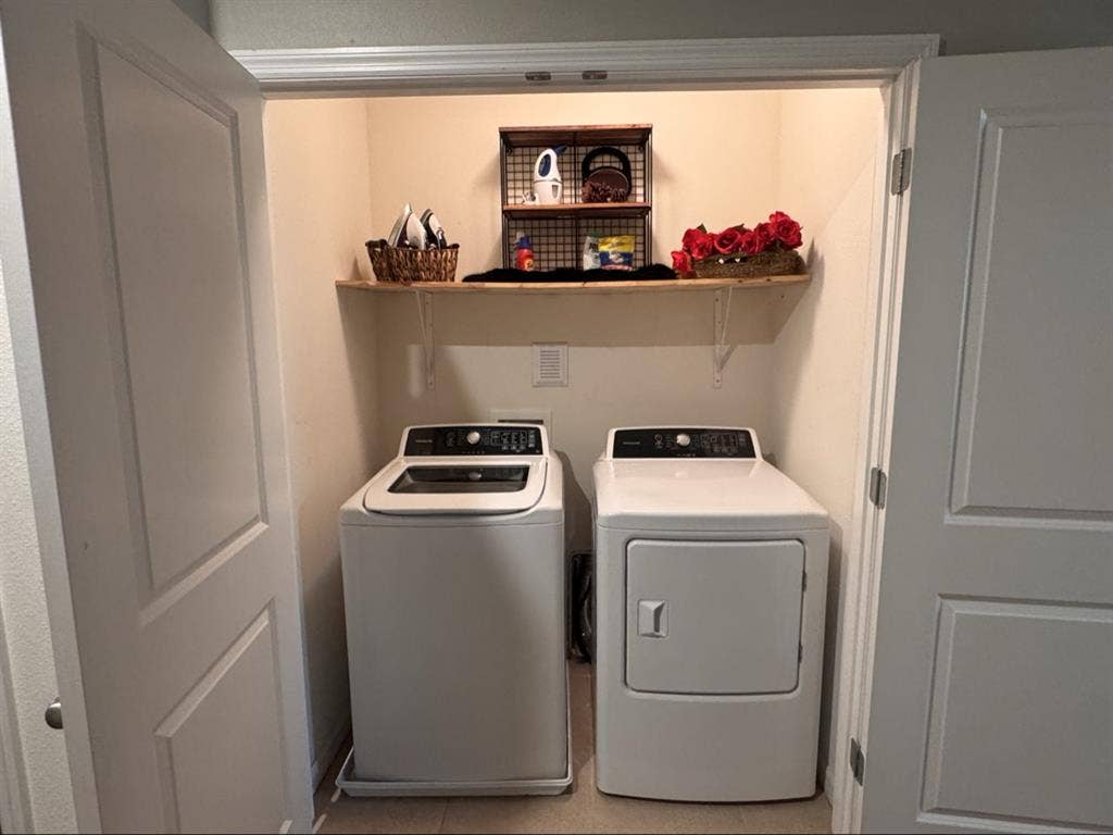 Room for Rent in Townhouse!