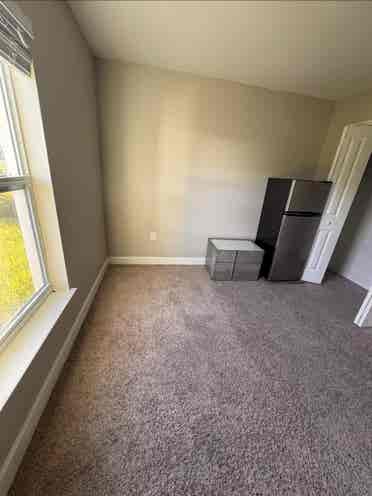 Looking for a Female Roomate