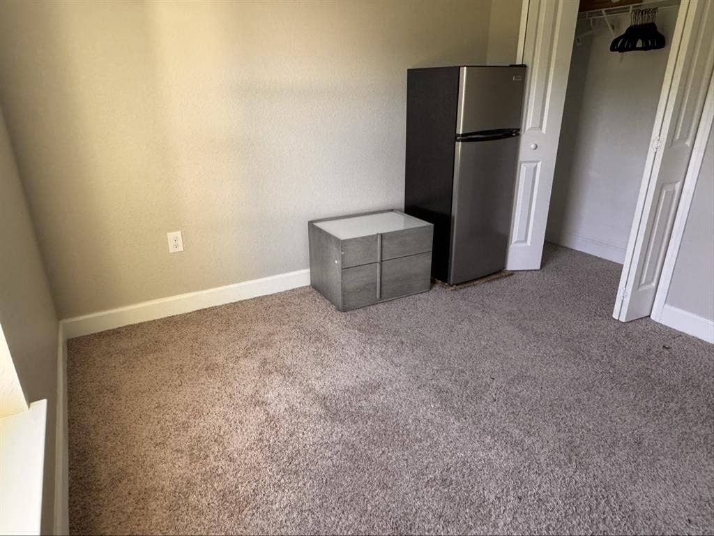 Looking for a Female Roomate