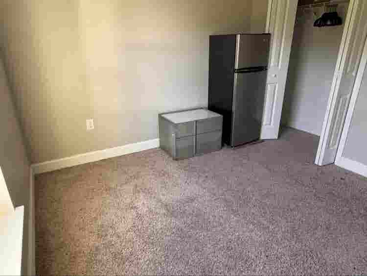 Looking for a Female Roomate