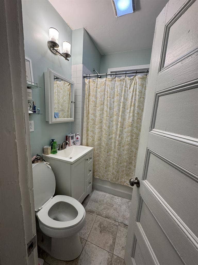 1 Large Bedroom w/ Shared Bathroom