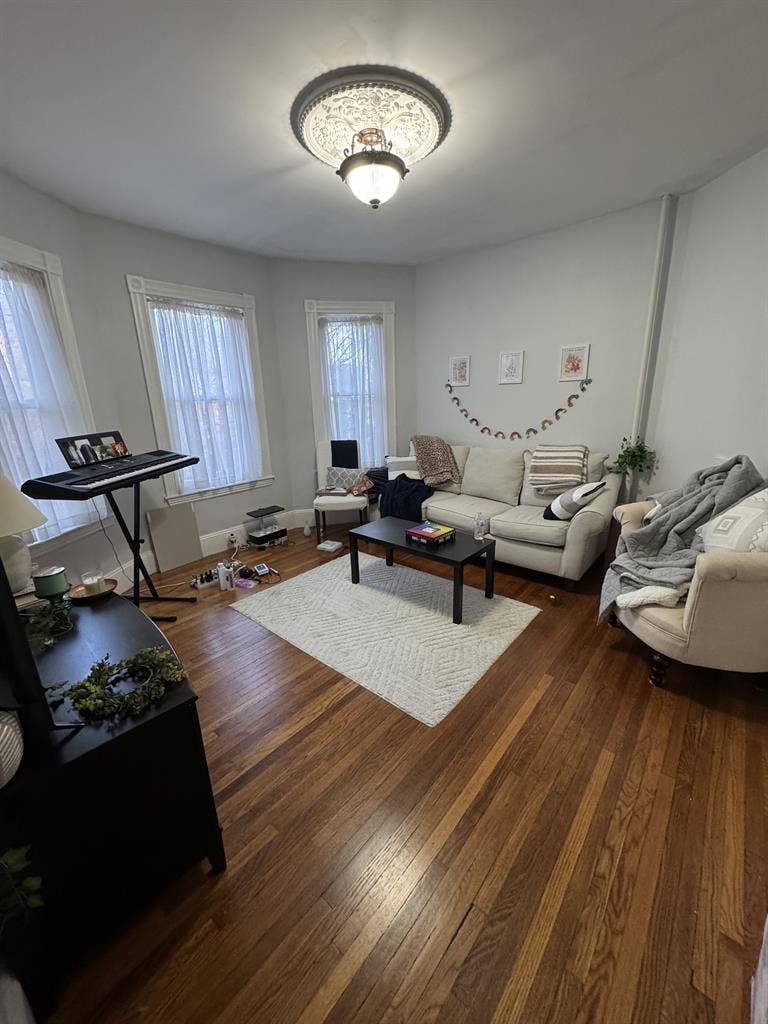 1 Large Bedroom w/ Shared Bathroom