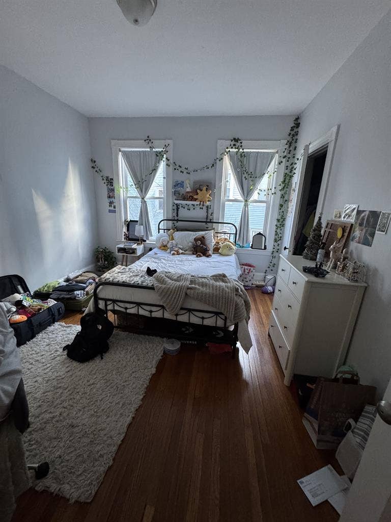 1 Large Bedroom w/ Shared Bathroom