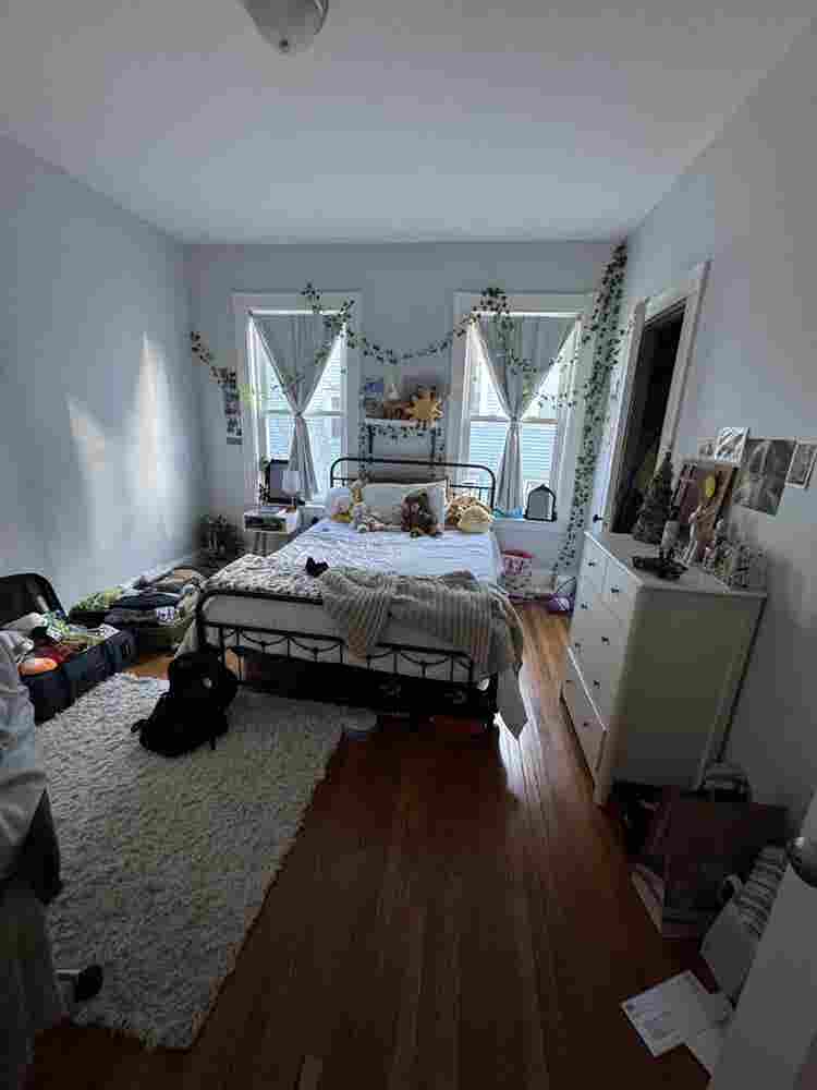 1 Large Bedroom w/ Shared Bathroom