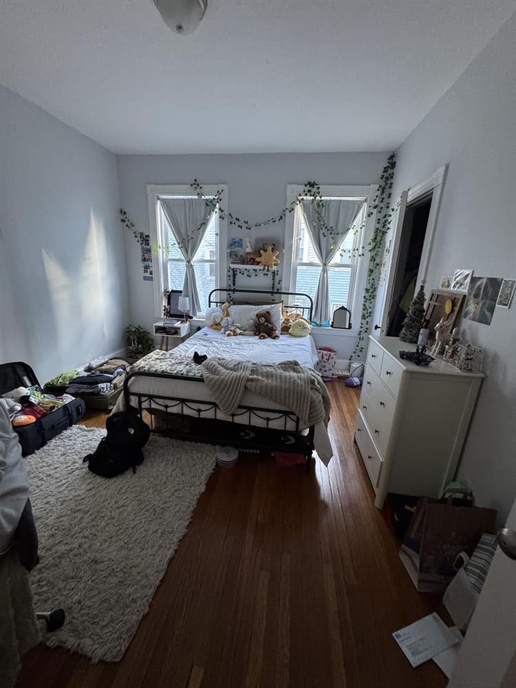 1 Large Bedroom w/ Shared Bathroom