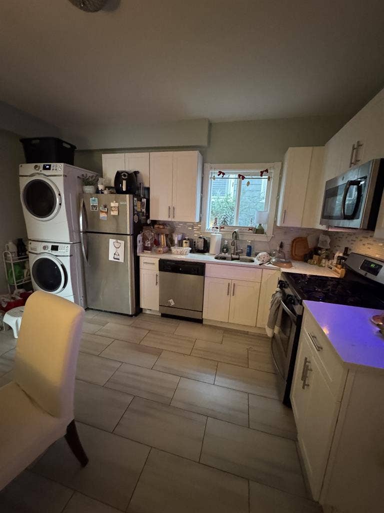 1 Large Bedroom w/ Shared Bathroom