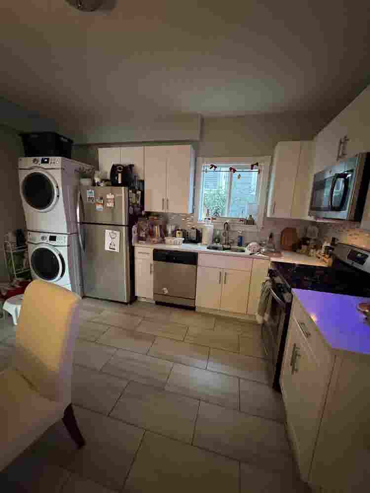 1 Large Bedroom w/ Shared Bathroom