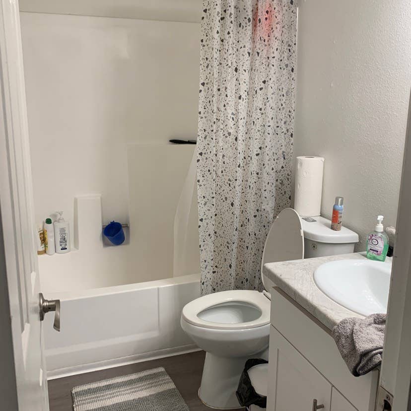 Looking for a female roommate Aug1