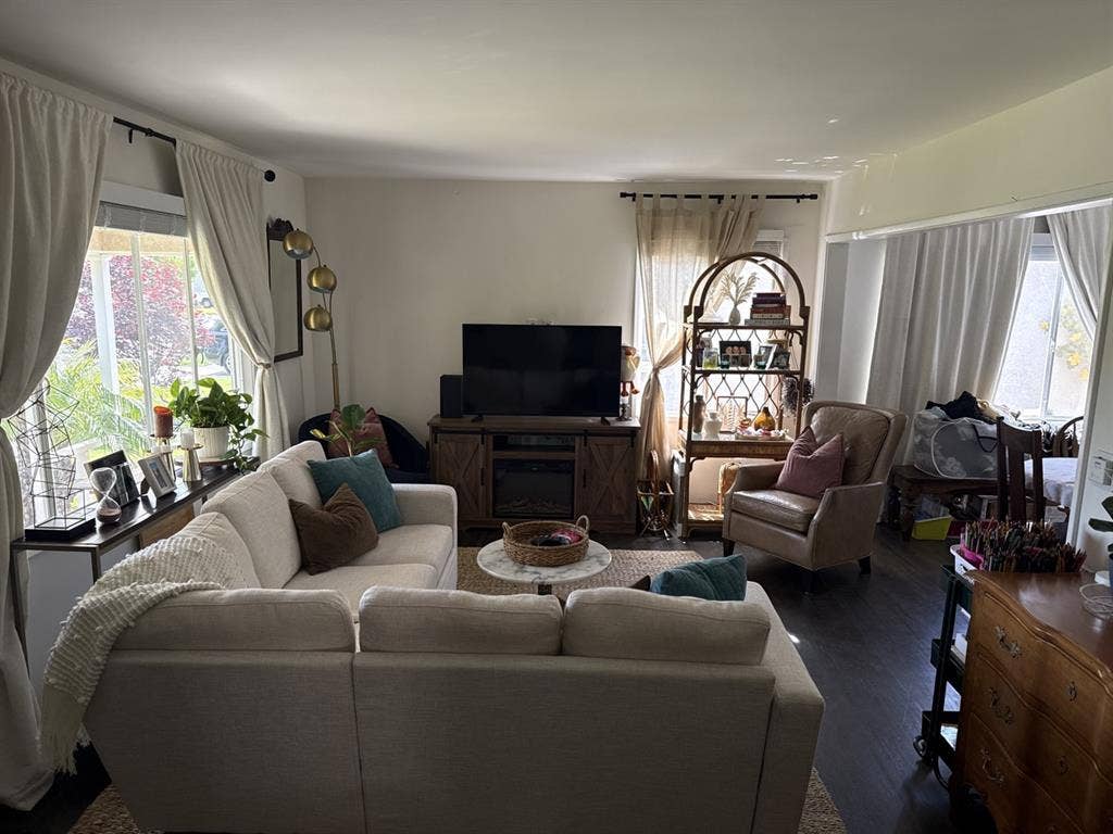 Female roommate wanted