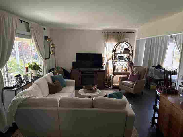 Female roommate wanted