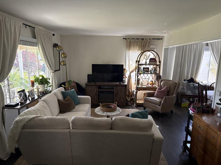 Female roommate wanted