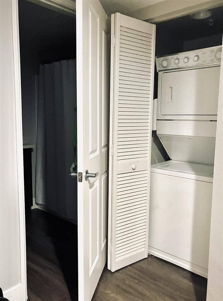Seeking Female Roomie Shared Room