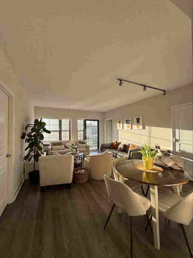 LOOKING FOR A ROOMMATE