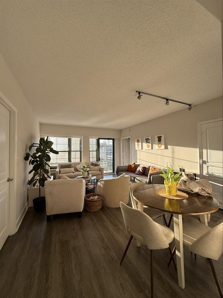 LOOKING FOR A ROOMMATE