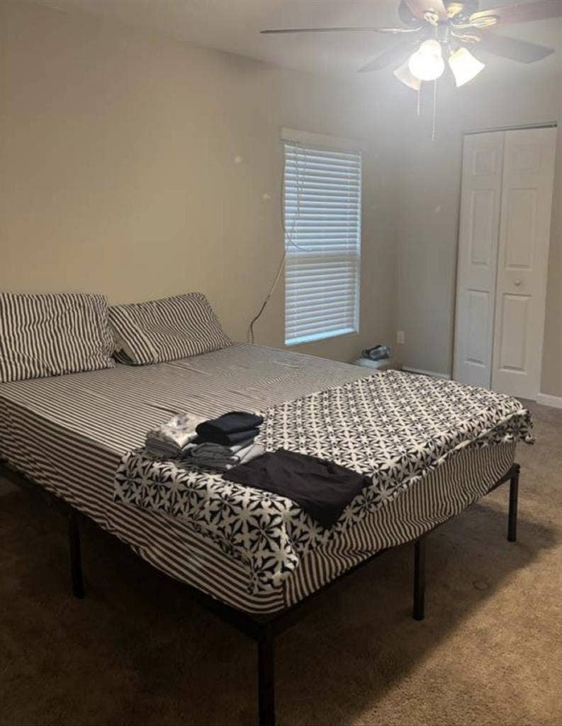 Lrg Master Bdrm w/attached bathroom