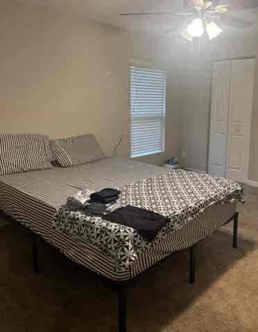 Lrg Master Bdrm w/attached bathroom