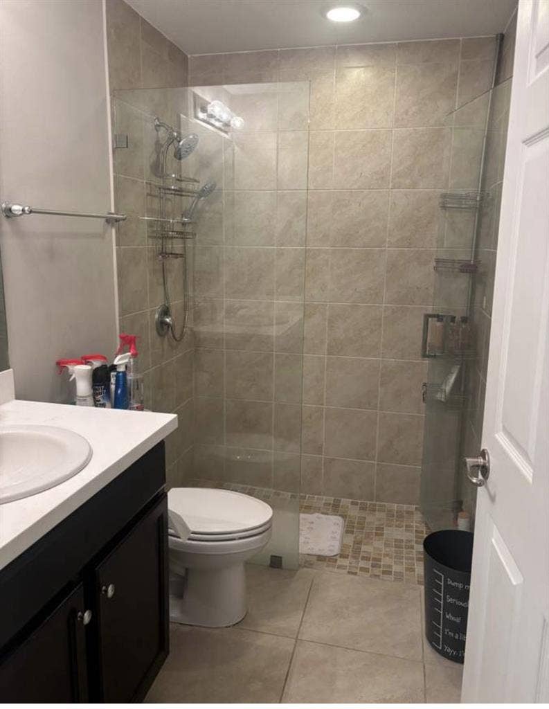 Lrg Master Bdrm w/attached bathroom