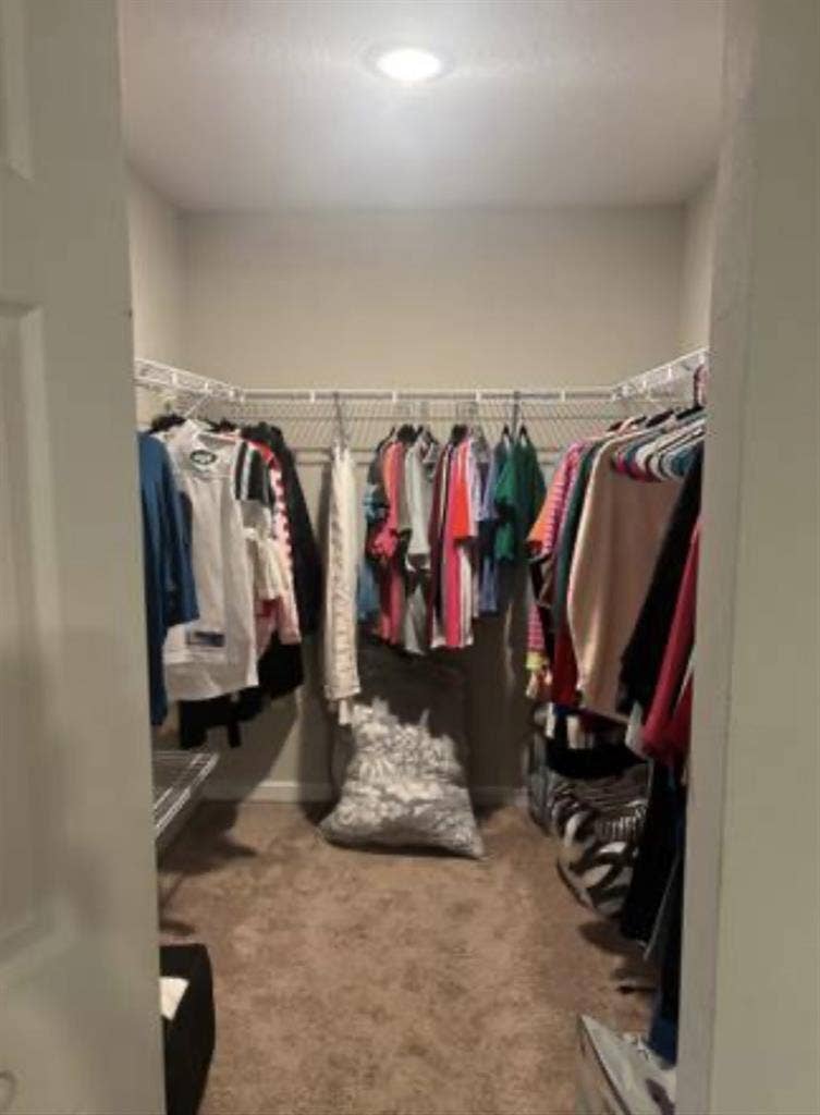 Lrg Master Bdrm w/attached bathroom