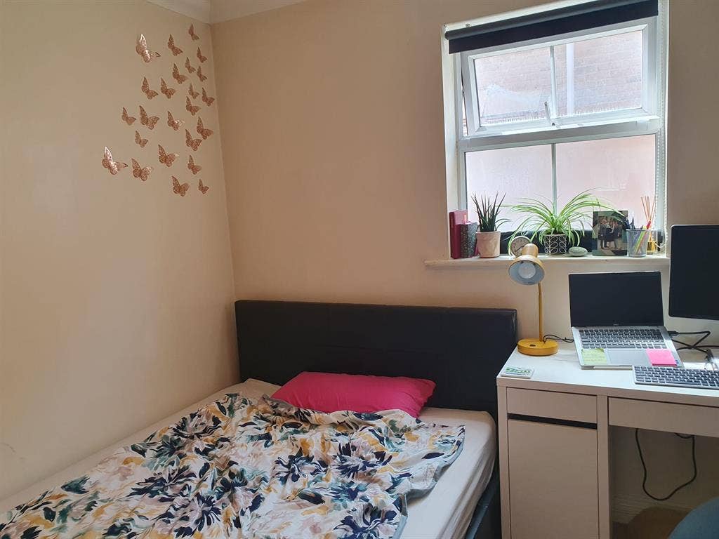 Double Room in Lovely 2-Bed Flat