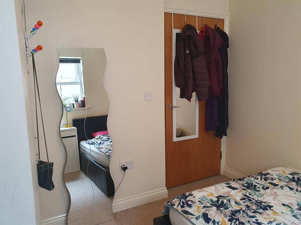 Double Room in Lovely 2-Bed Flat