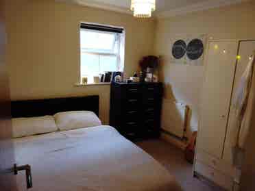 Double Room in Lovely 2-Bed Flat