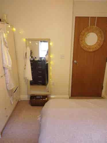 Double Room in Lovely 2-Bed Flat