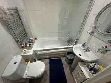 Double Room in Lovely 2-Bed Flat