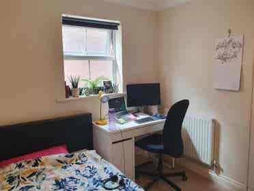 Double Room in Lovely 2-Bed Flat