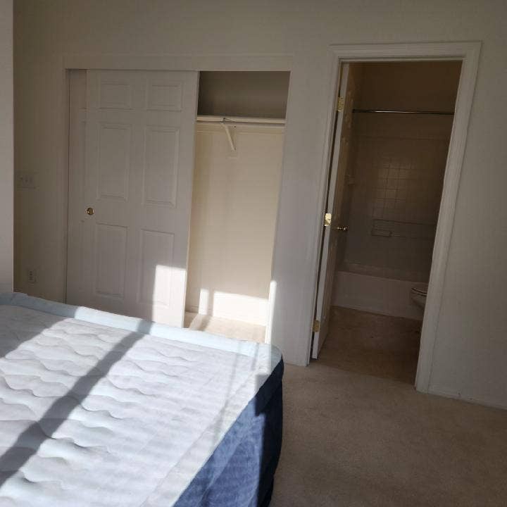 Quite Private Room & Bath