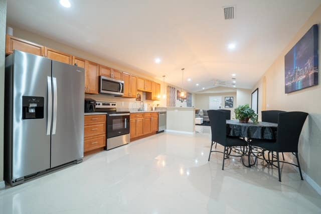 Fully Furnished room in Lakeland!