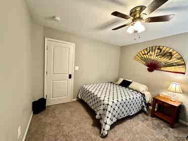 Looking for a female roomie!