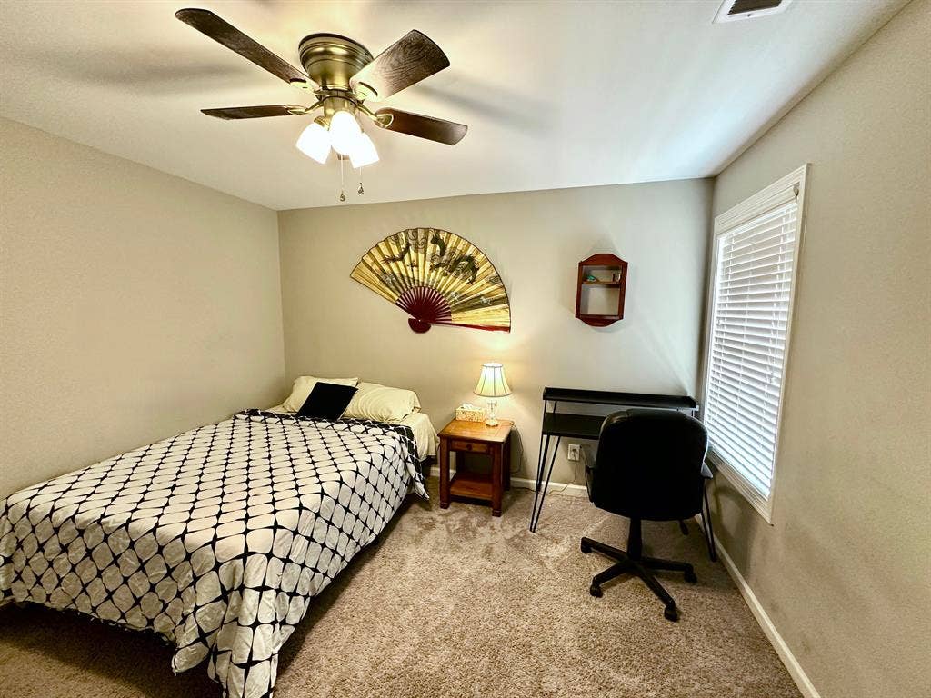Looking for a female roomie!