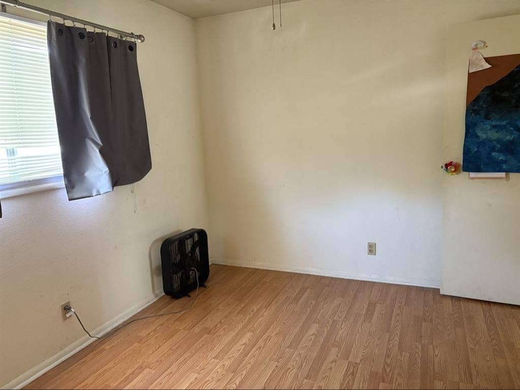 Lovely room 4 miles from the beach!