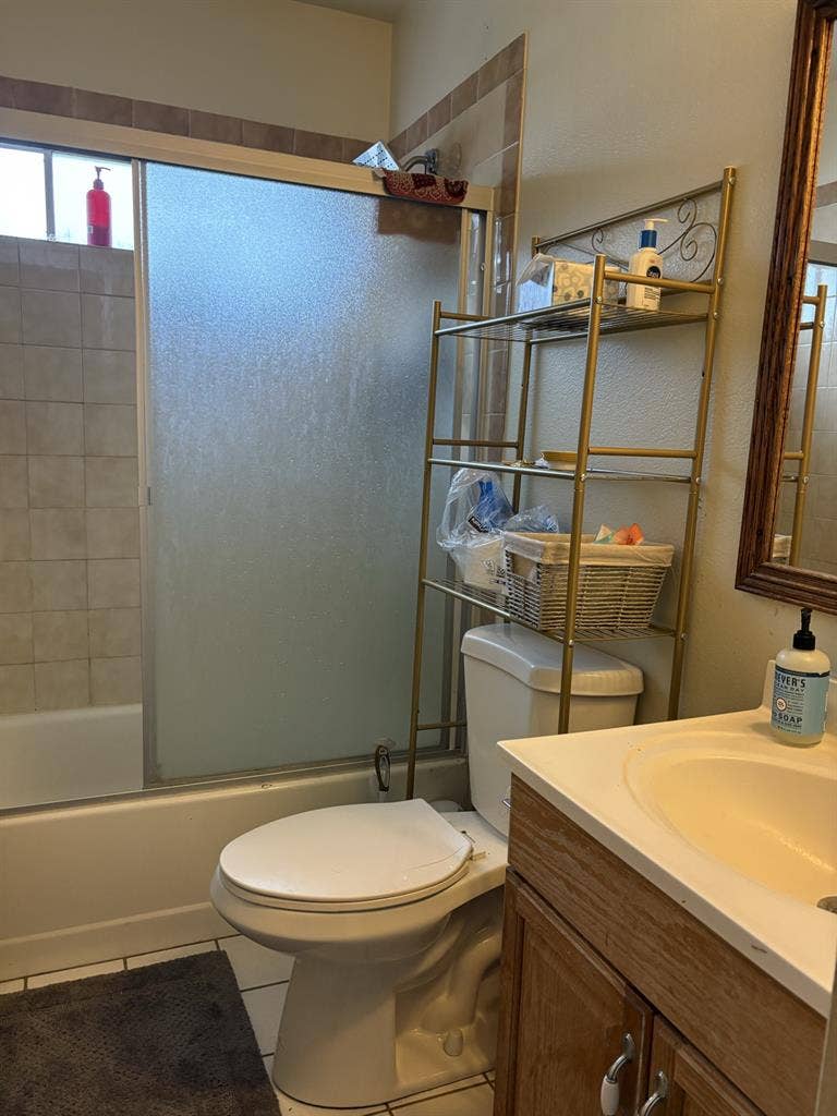 Lovely room 4 miles from the beach!