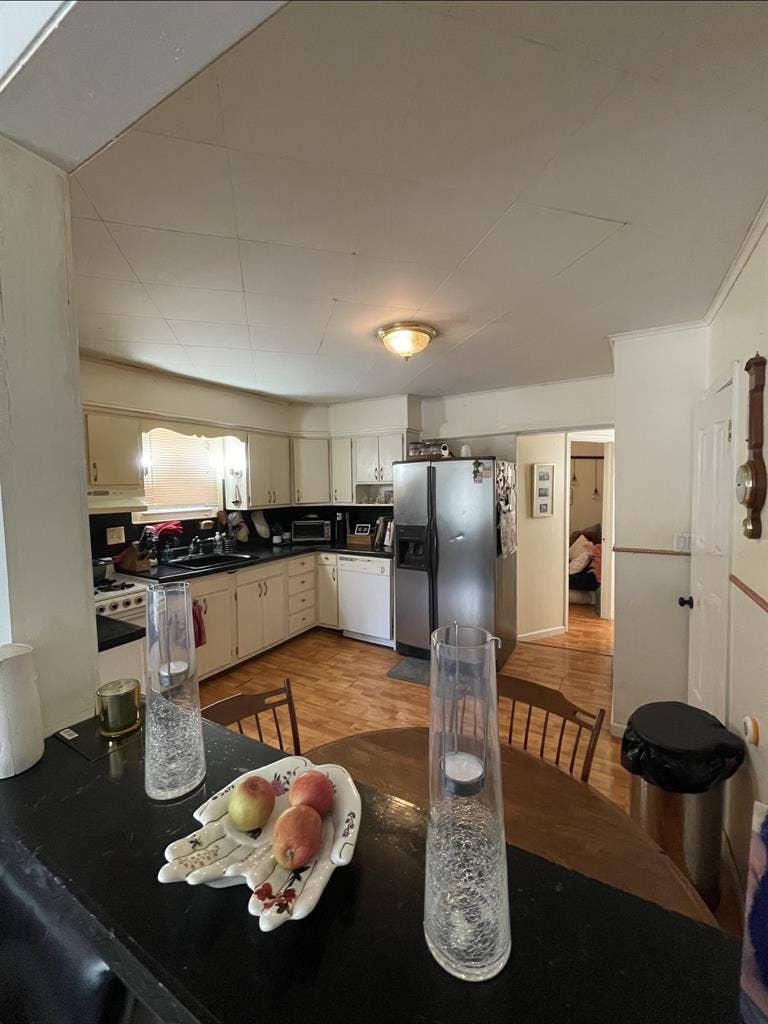 Charming 2 BR Apt w Backyard $