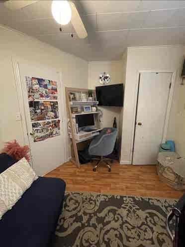 Charming 2 BR Apt w Backyard $