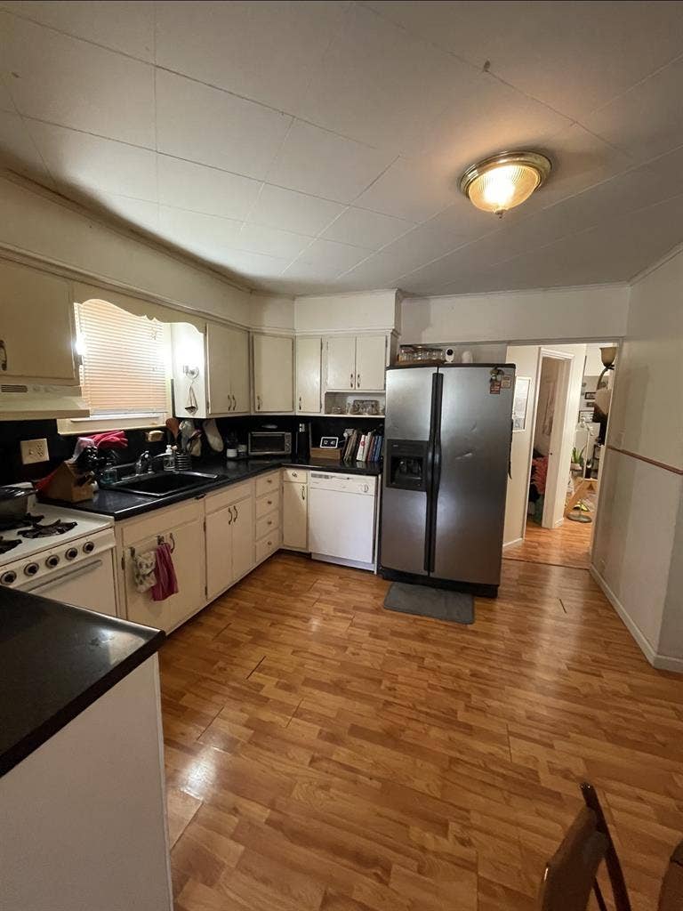 Charming 2 BR Apt w Backyard $