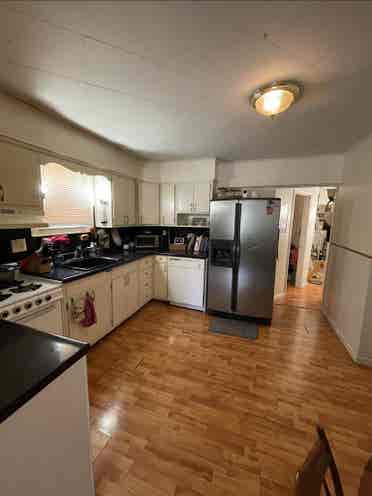 Charming 2 BR Apt w Backyard $
