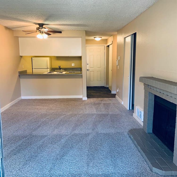Apartment in Des Moines, WA