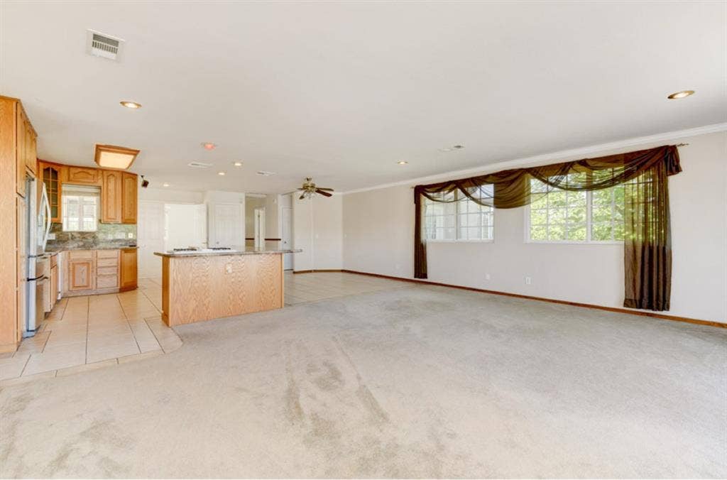 Roommate wanted for bath!