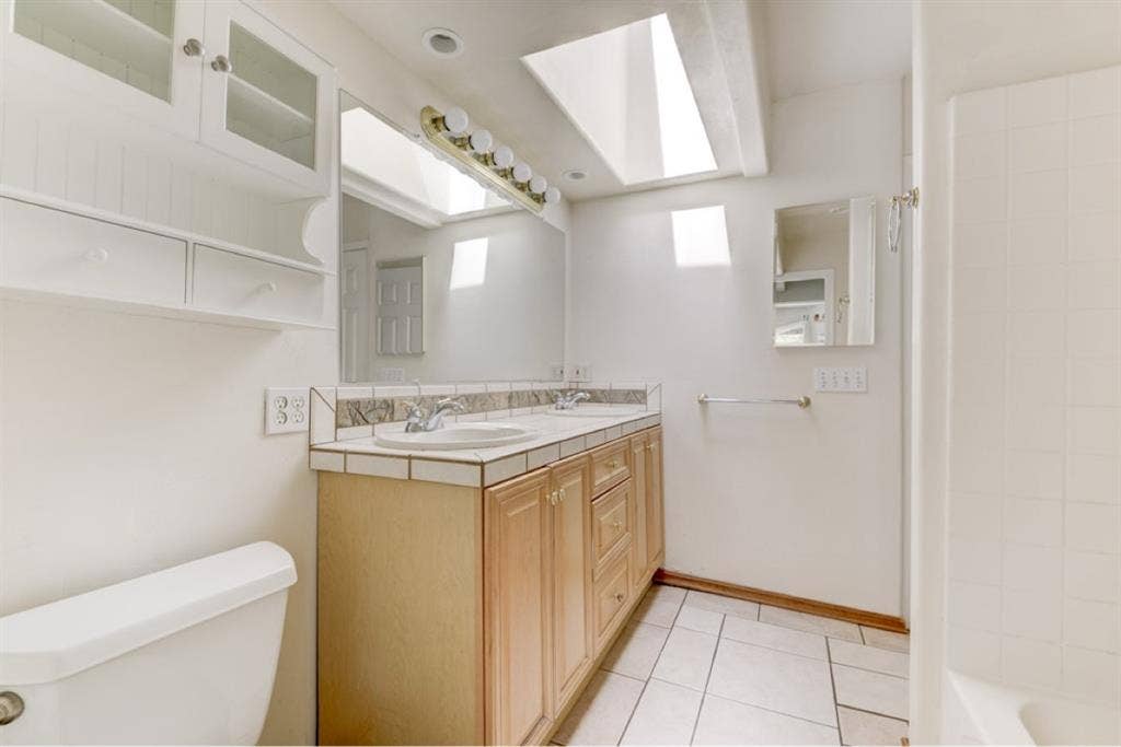 Roommate wanted for bath!