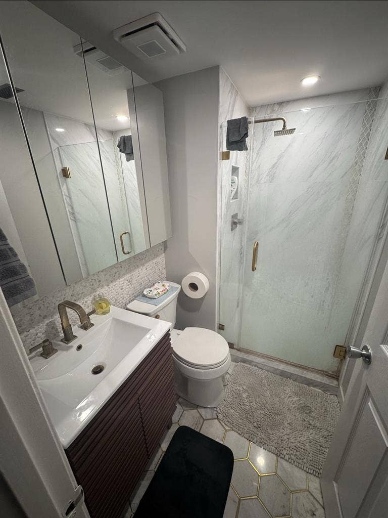 bathroom, 2 balconies