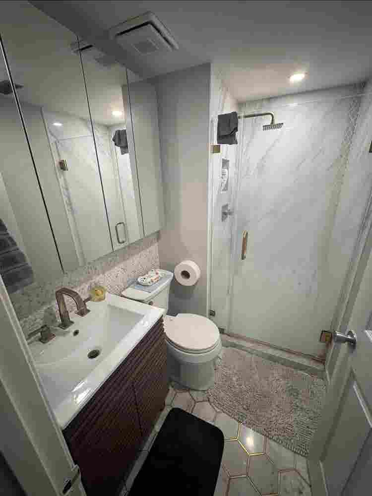 bathroom, 2 balconies