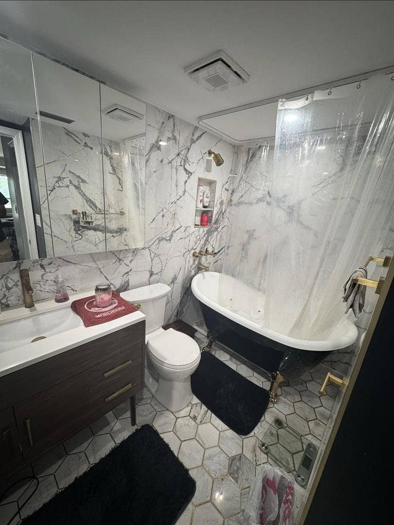 bathroom, 2 balconies