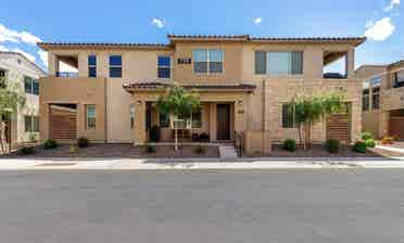 Spacious Twin In Gilbert Townhouse